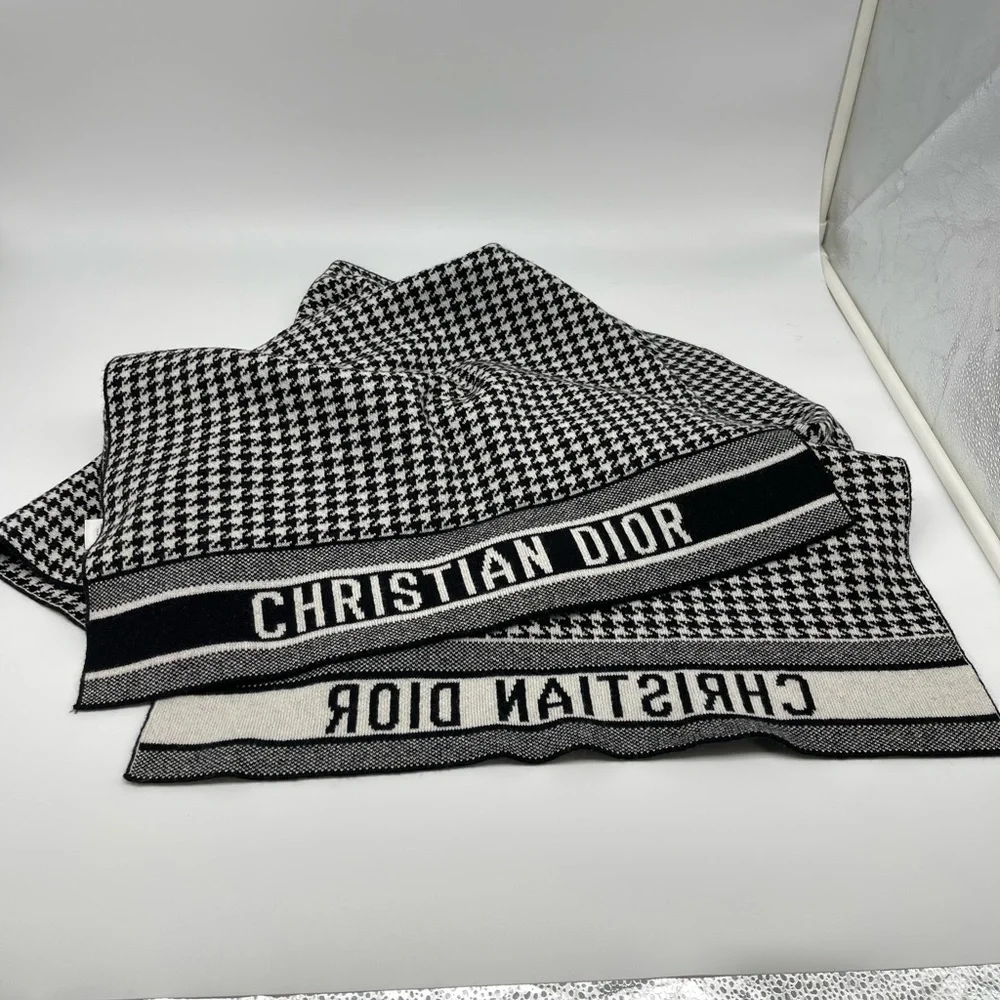 30 MONTAIGNE SCARF Black and White Blended Cashmere Knit 80” long 19” wide
